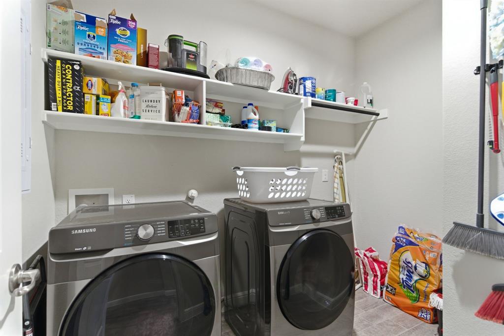 5621 Round Hl Road Denton, TX 76210 - Photo 23 of 27 a utility room with dryer and washer