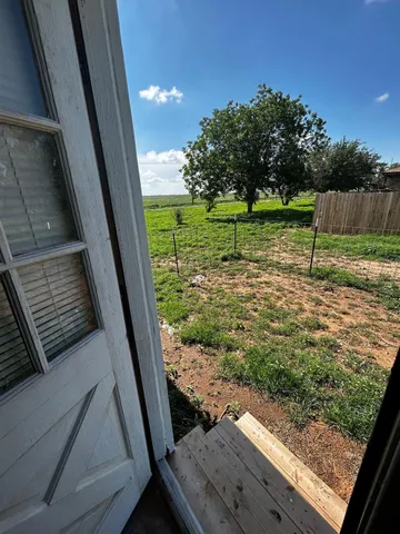 a view of a back yard