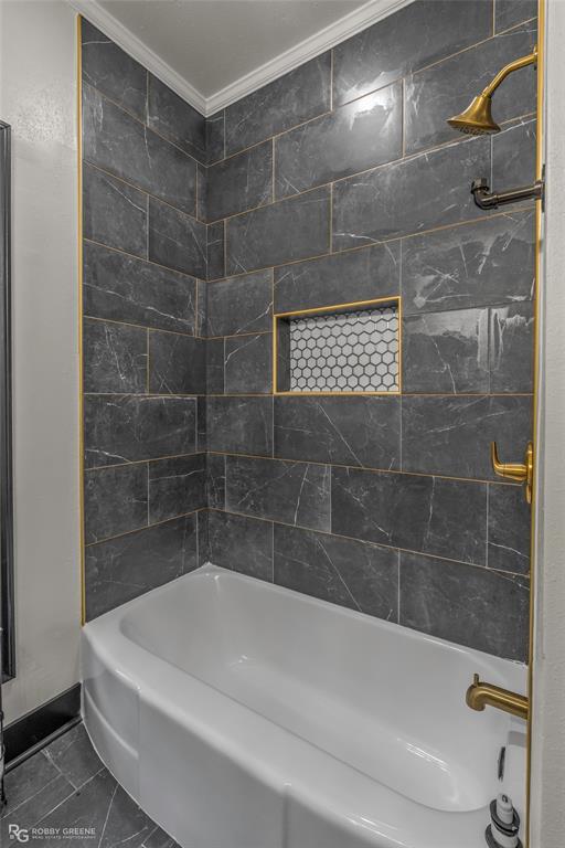 207 Red River Street Benton, LA 71006 - Photo 16 of 29 a bathroom with a bathtub