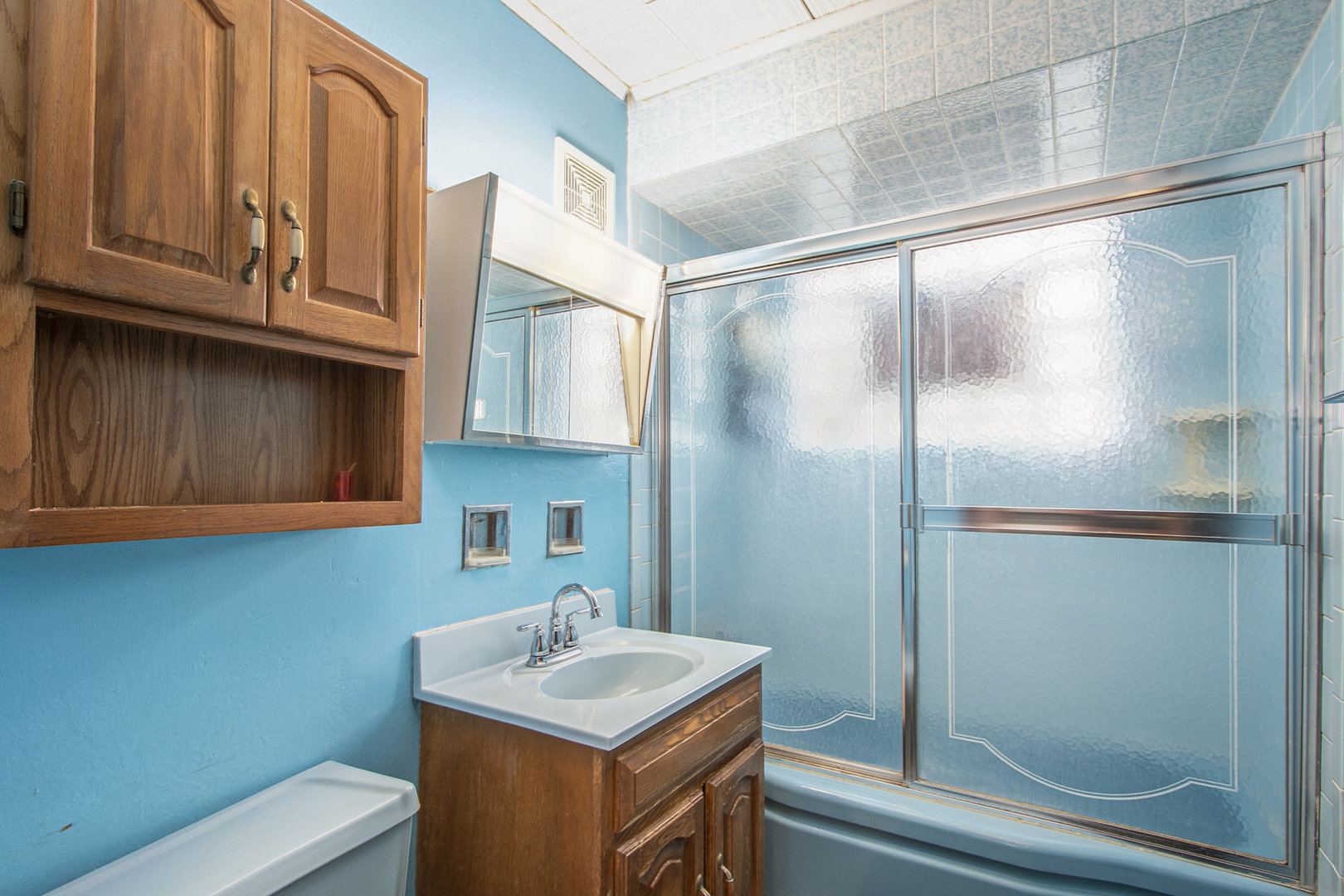 12901 South Muskegon Avenue Chicago, IL 60633 - Photo 11 of 25 a bathroom with a sink a toilet and shower
