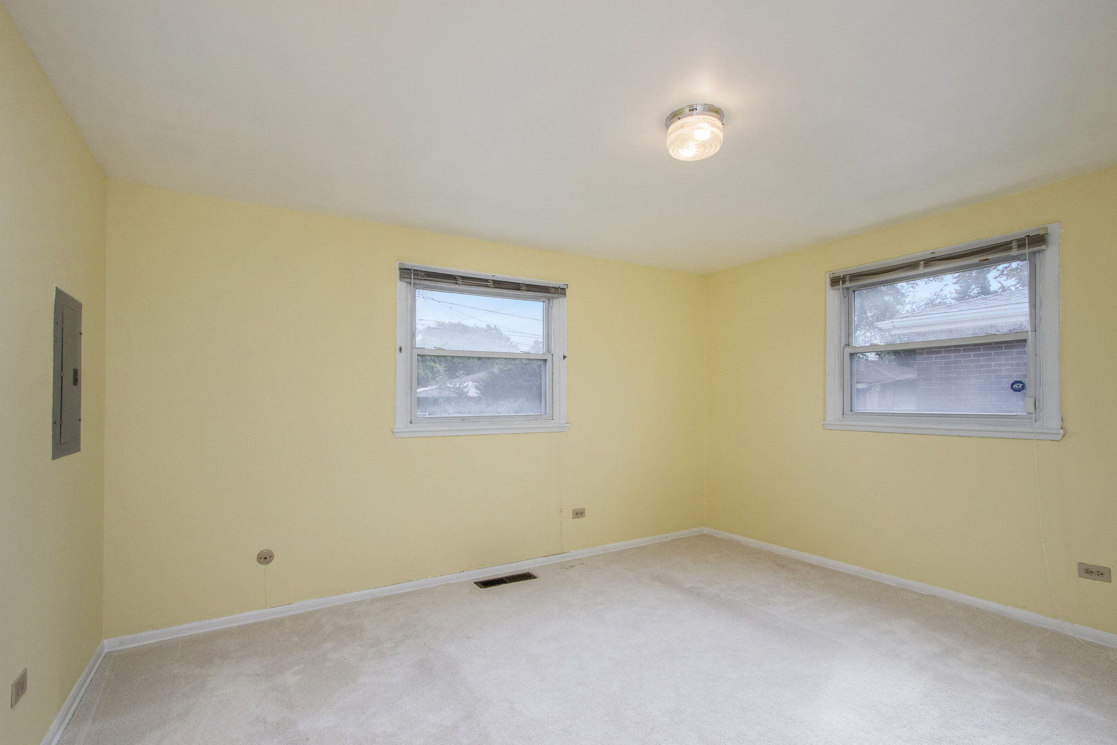 12901 South Muskegon Avenue Chicago, IL 60633 - Photo 14 of 25 an empty room with a window