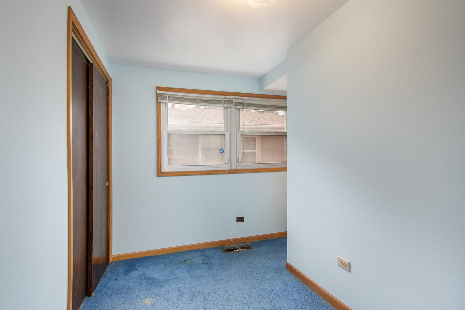 12901 South Muskegon Avenue Chicago, IL 60633 - Photo 15 of 25 a view of an empty room and window