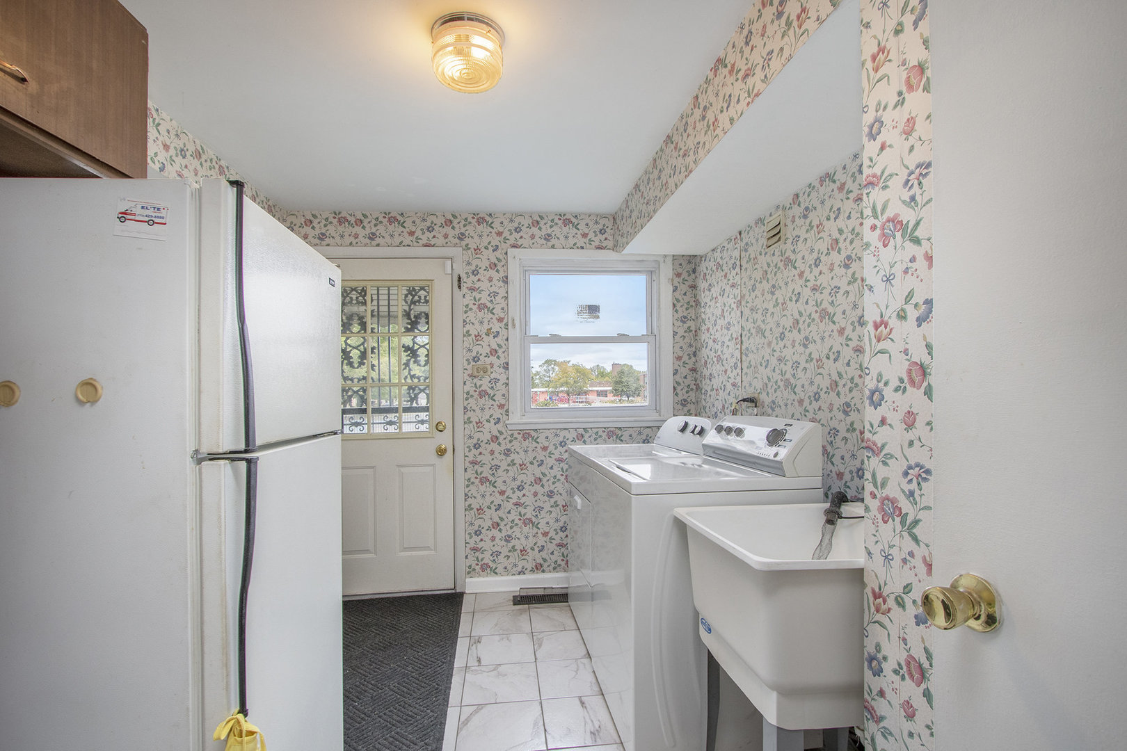 12901 South Muskegon Avenue Chicago, IL 60633 - Photo 10 of 25 a bathroom with a sink a mirror and a shower