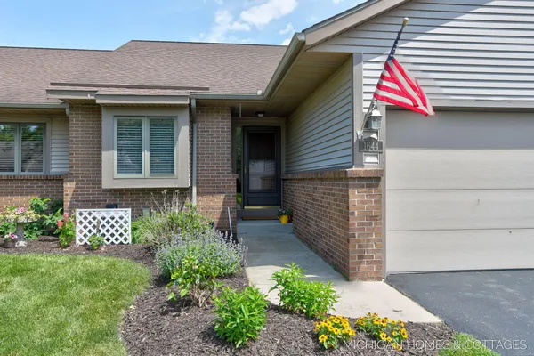 $369,900 | 1644 Lakeview Drive, Zeeland, MI 49464