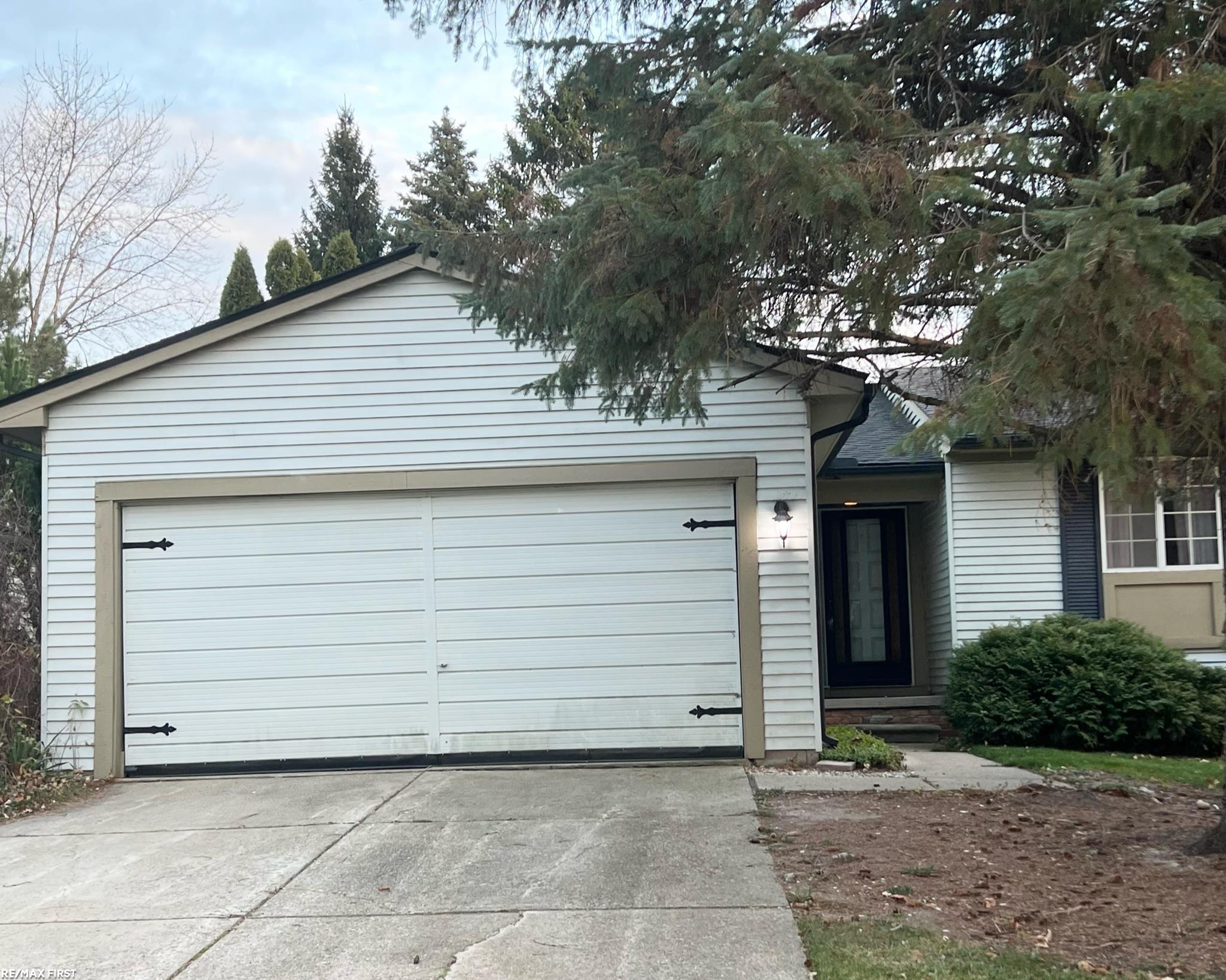 1675 Dancer Drive Rochester, MI 48307 - Photo 3 of 5 50095574-2.JPG