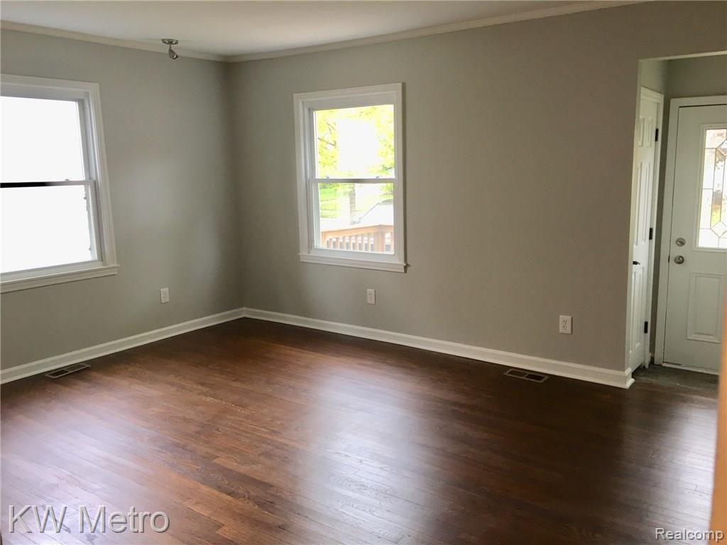 1919 Cambridge Road Berkley, MI 48072 - Photo 9 of 25