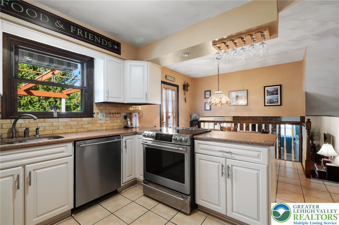 1029 Hawthorn Road Allentown, PA 18103 - Photo 5 of 48