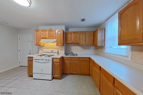 $1,800 | 10 Fleming Avenue, Newark, NJ 07105
