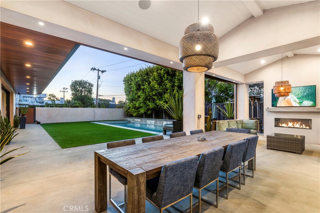 660 Kings Road Newport Beach, CA 92663 - Photo 37 of 41 a dining room with a table and chairs