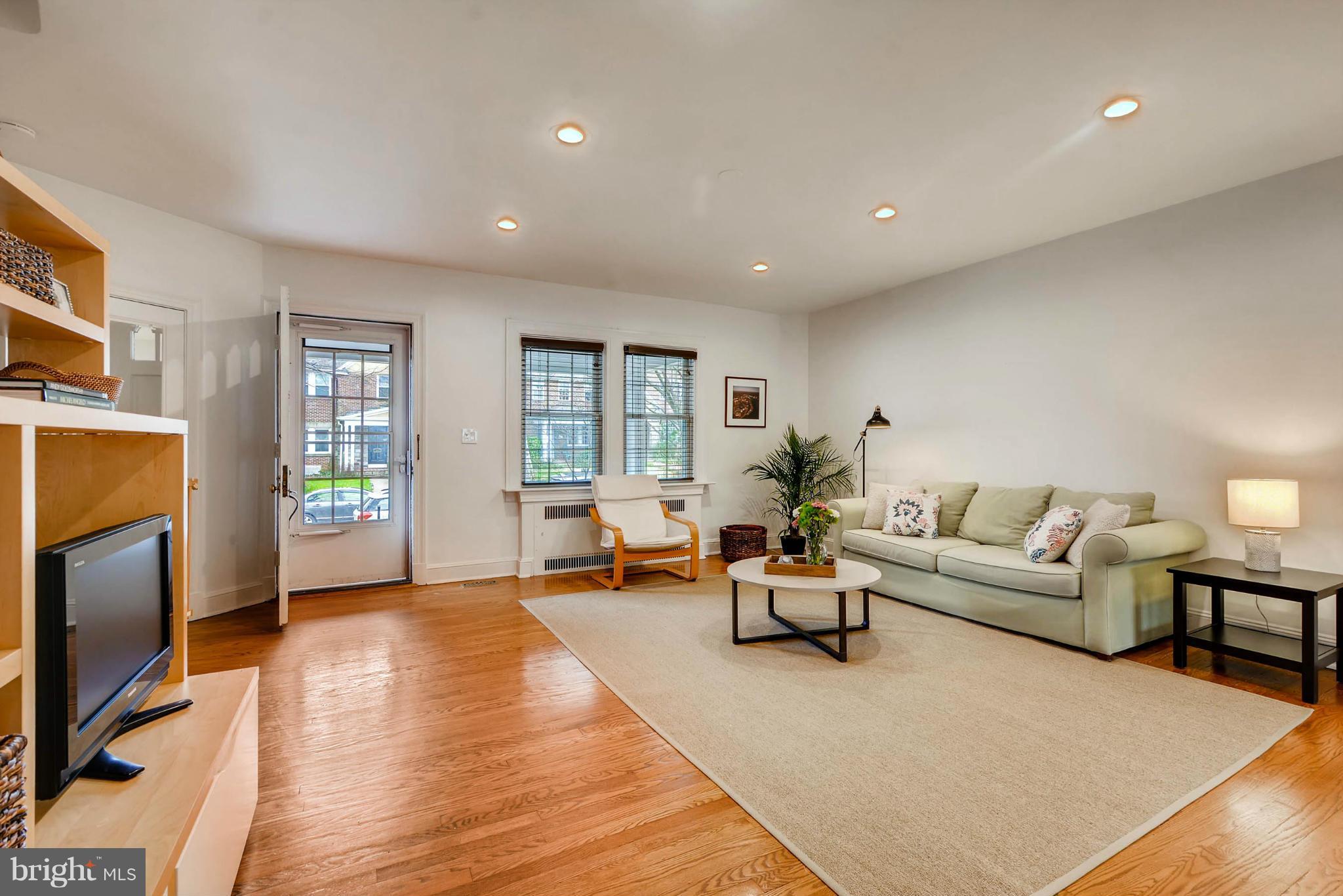 212 Hopkins Road Baltimore, MD 21212 - Photo 2 of 16 Living Room