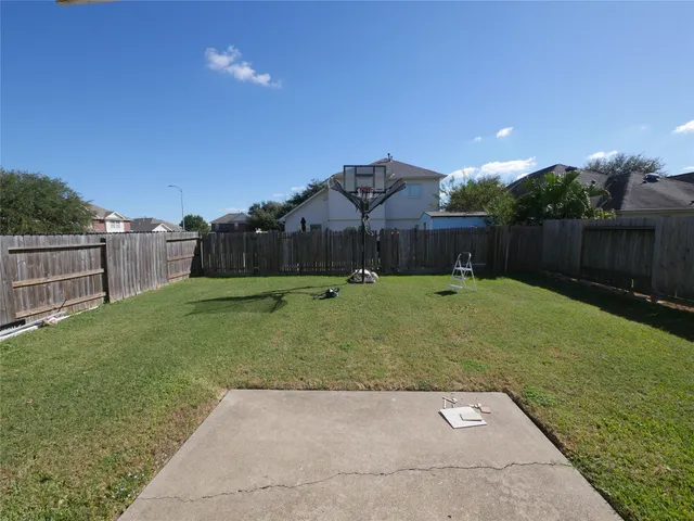 a view of a backyard