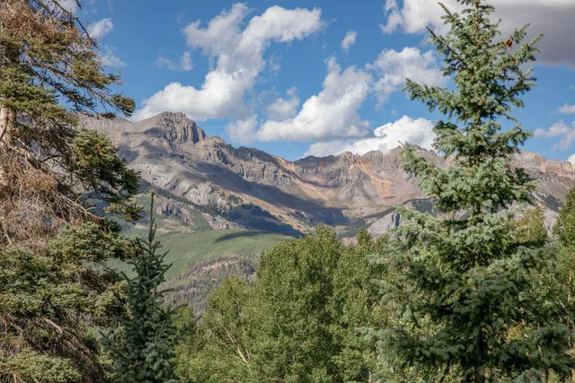 a view of a houses with a yard