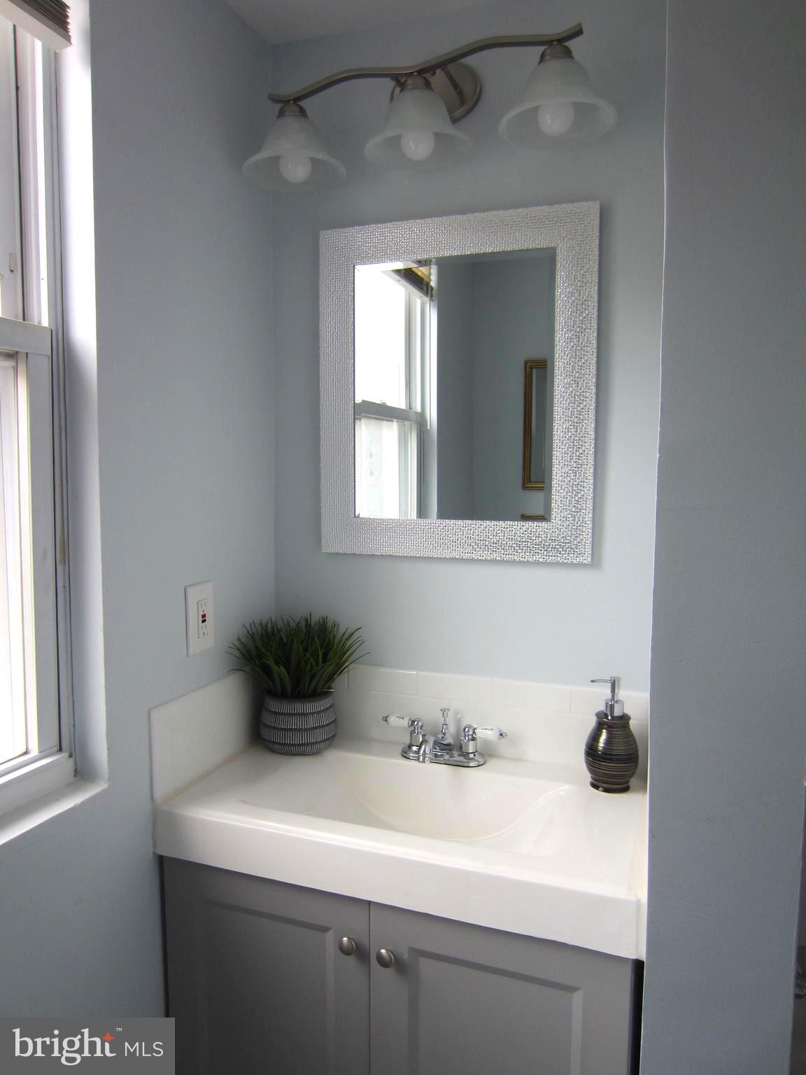 607 Columbia Road Northwest Washington, DC 20001 - Photo 27 of 48 Upper level full bathroom