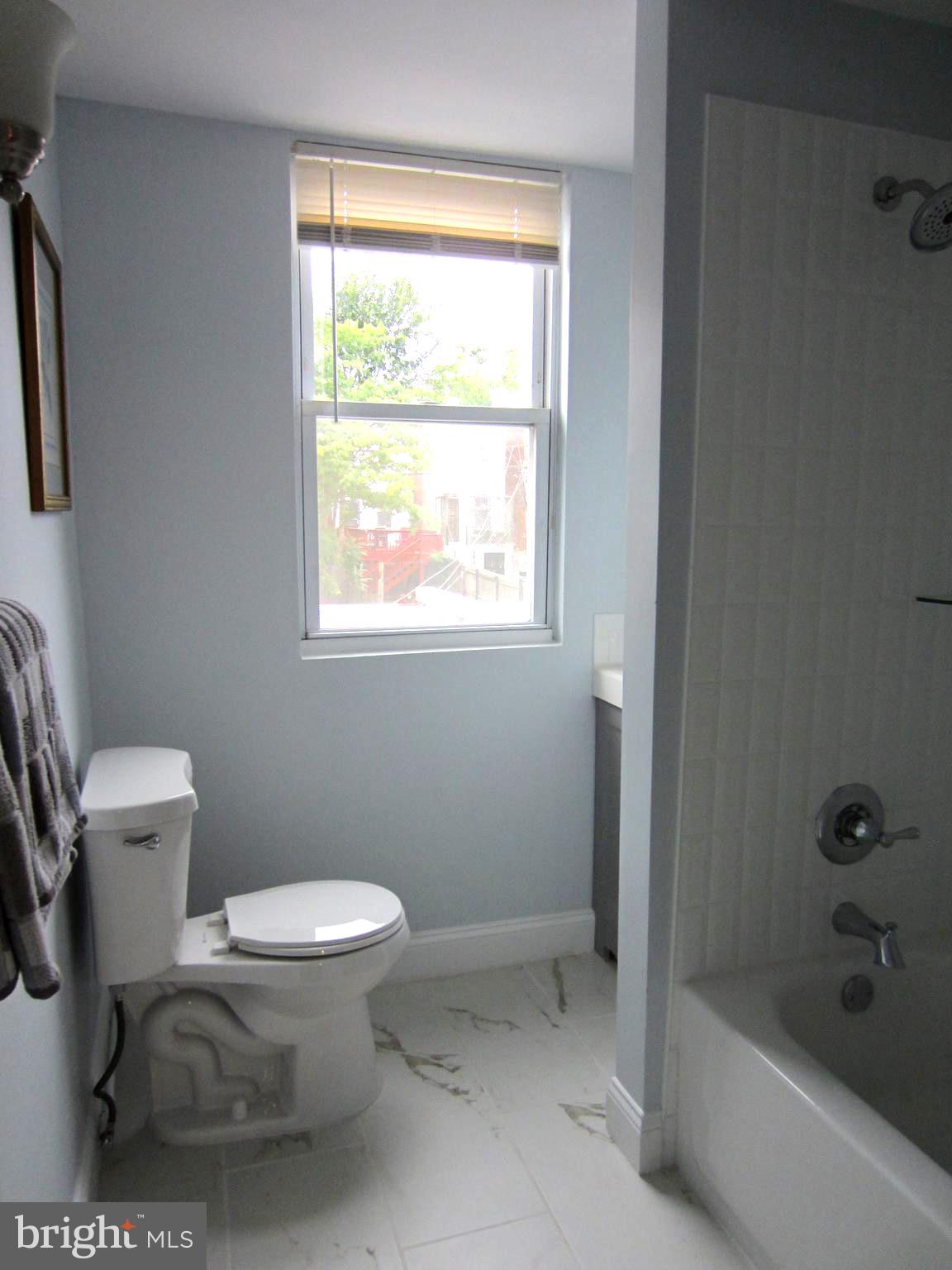 607 Columbia Road Northwest Washington, DC 20001 - Photo 28 of 48 Upper level full bathroom