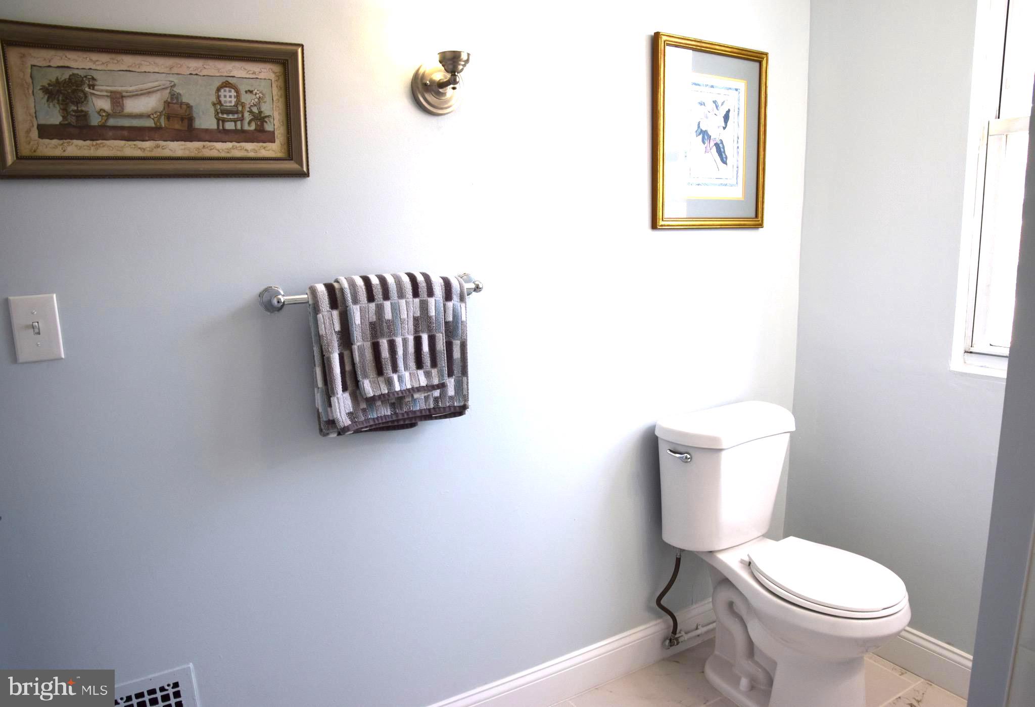 607 Columbia Road Northwest Washington, DC 20001 - Photo 29 of 48 Upper level full bathroom