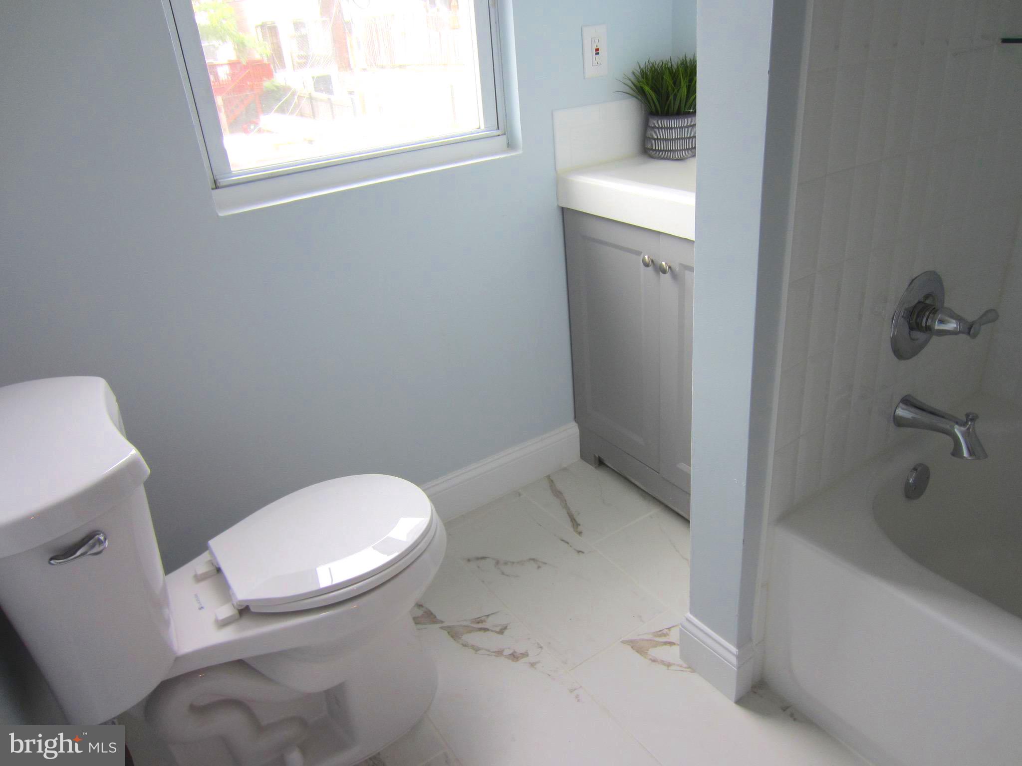 607 Columbia Road Northwest Washington, DC 20001 - Photo 31 of 48 Upper level full bathroom