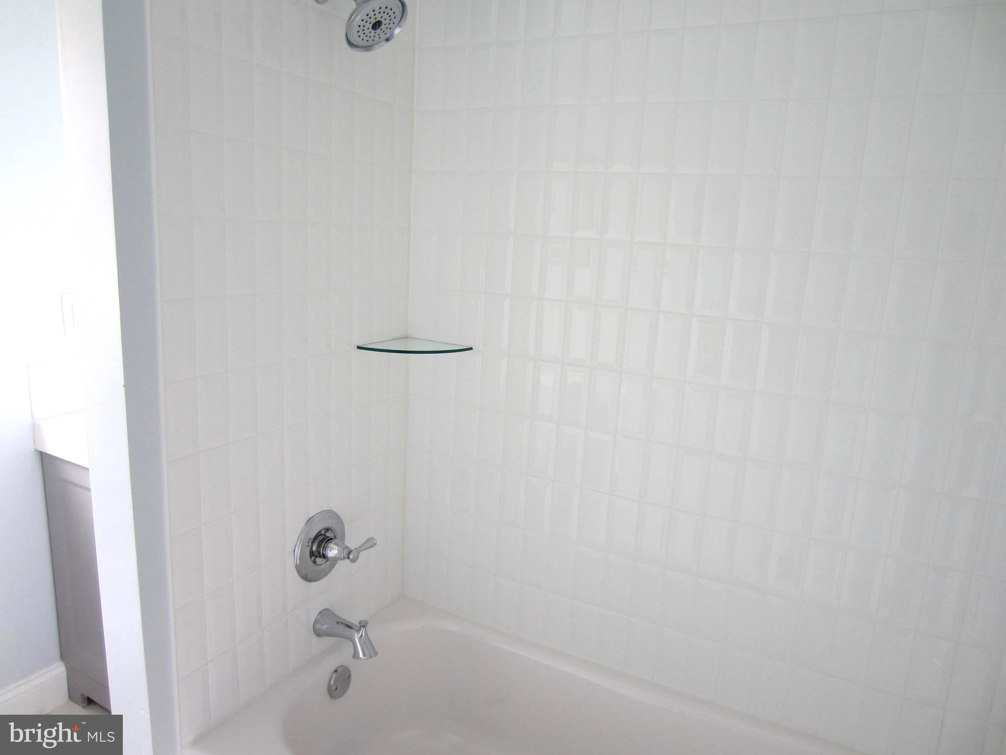 607 Columbia Road Northwest Washington, DC 20001 - Photo 32 of 48 Upper level full bathroom tub/shower