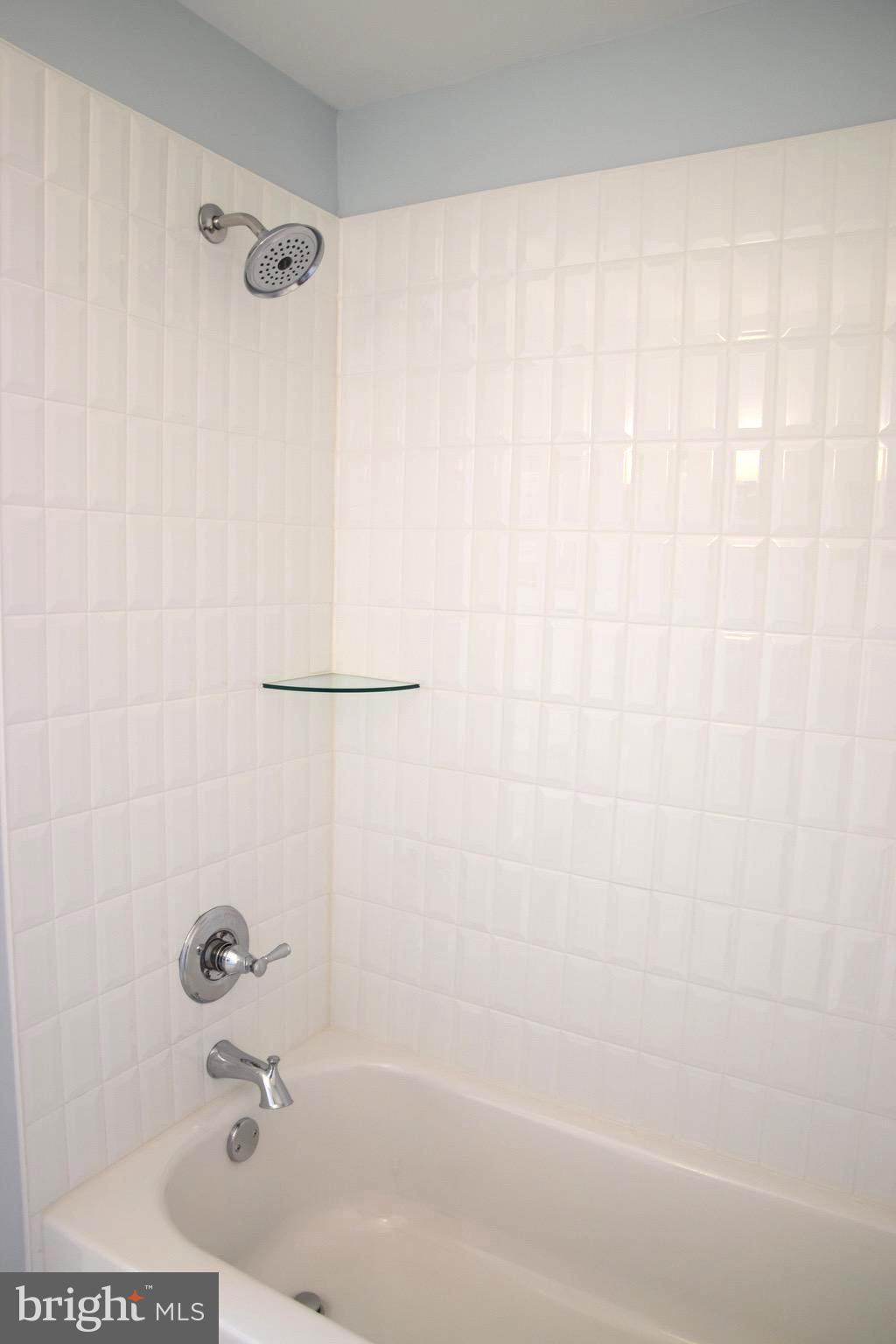 607 Columbia Road Northwest Washington, DC 20001 - Photo 33 of 48 Upper level full bathroom tub/shower