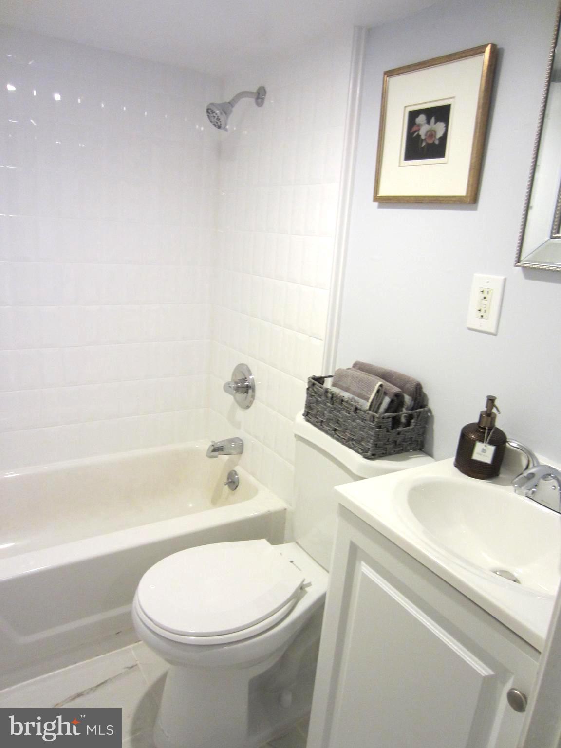 607 Columbia Road Northwest Washington, DC 20001 - Photo 38 of 48 Lower level full bathroom