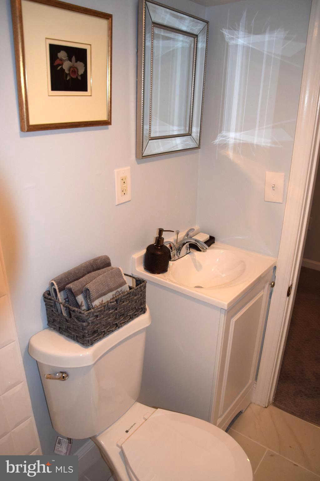 607 Columbia Road Northwest Washington, DC 20001 - Photo 39 of 48 Lower level full bathroom