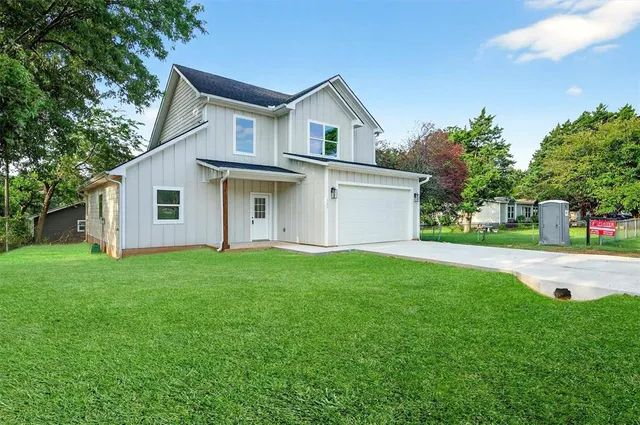 a view of a house with backyard and garden