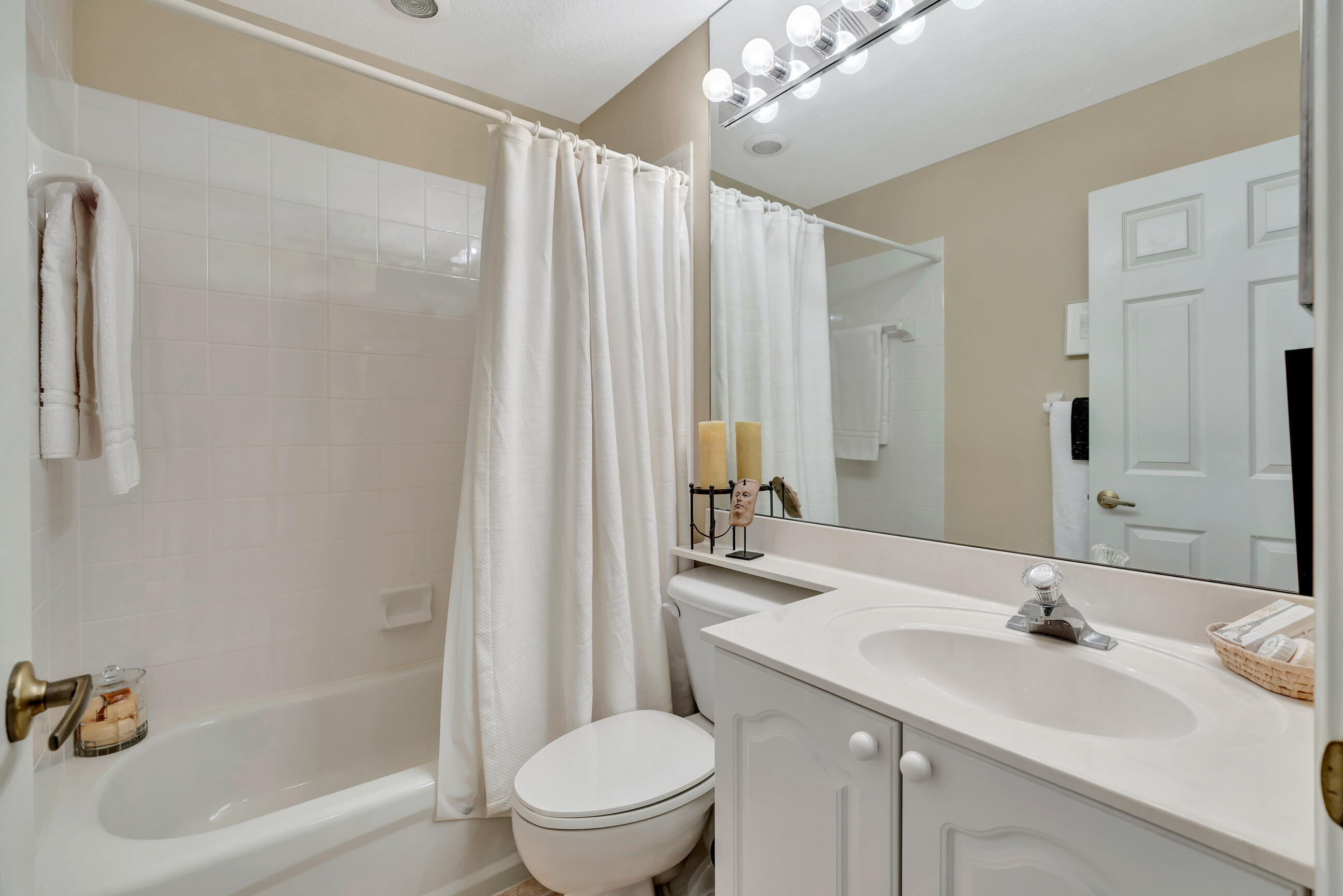 5018 Elpine Way Riviera Beach, FL 33418 - Photo 30 of 46 Guest Bathroom