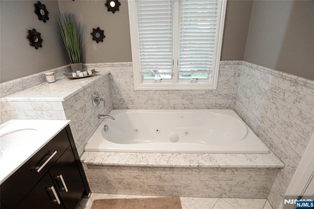 296 Forest Road Fort Lee, NJ 07024 - Photo 15 of 25