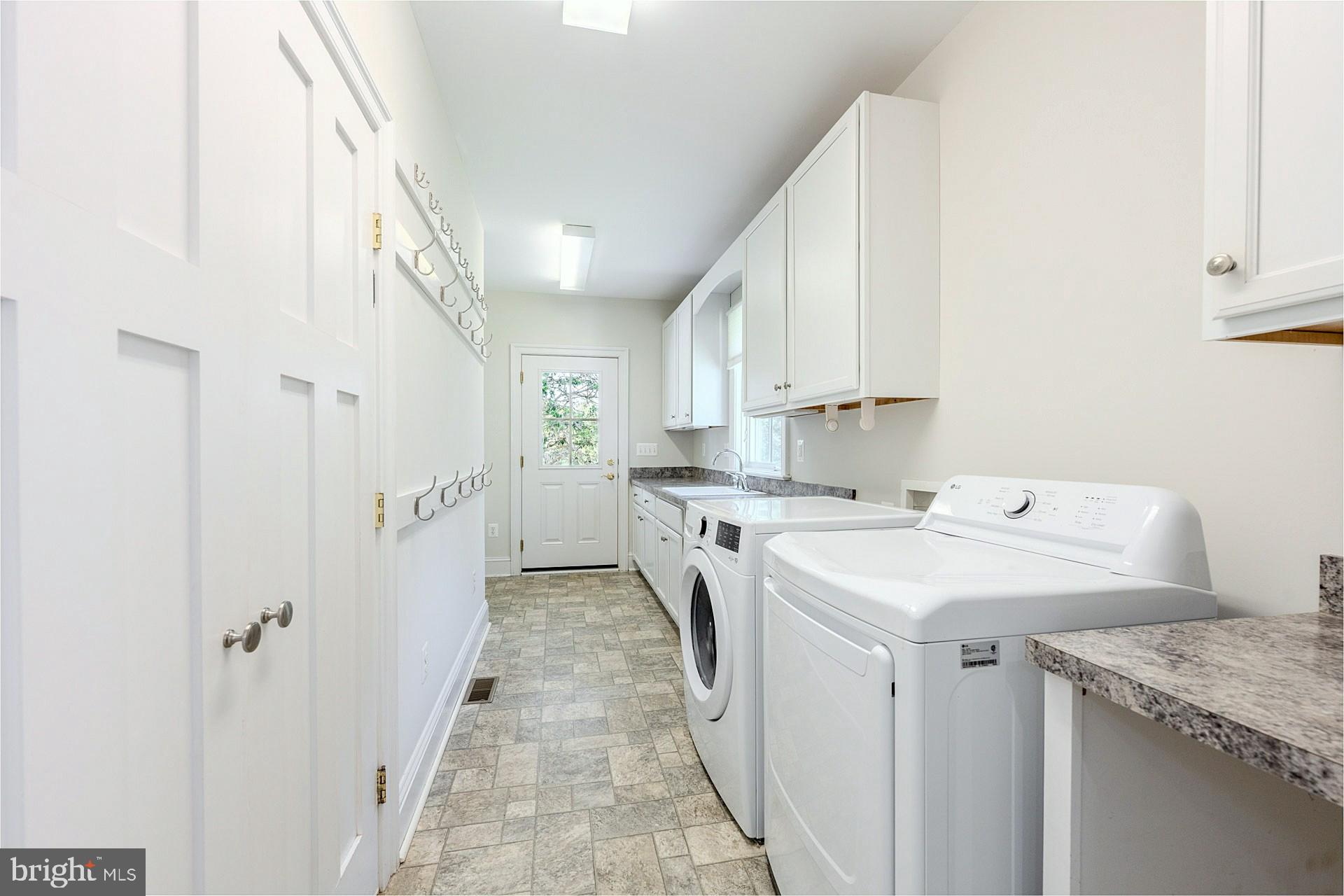 11208 West Montpelier Road Great Falls, VA 22066 - Photo 28 of 77 a kitchen with a sink stove and cabinets