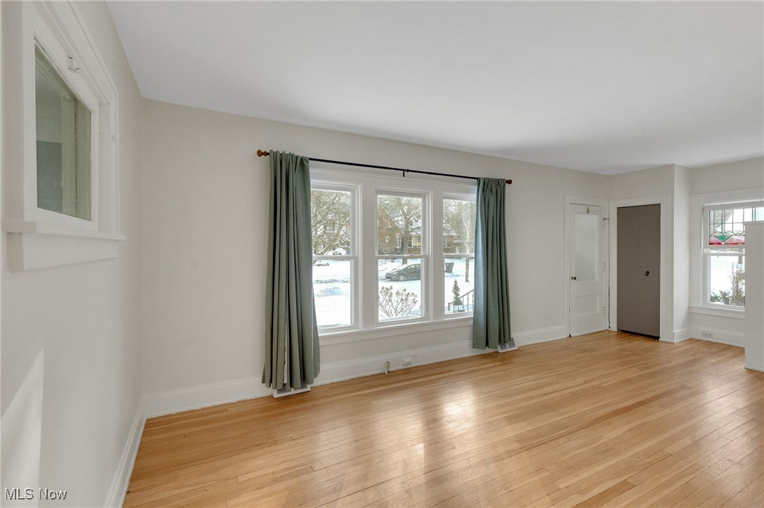 2542 Queenston Road Cleveland, OH 44118 - Photo 5 of 36