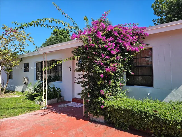 a view of a house with a front yard