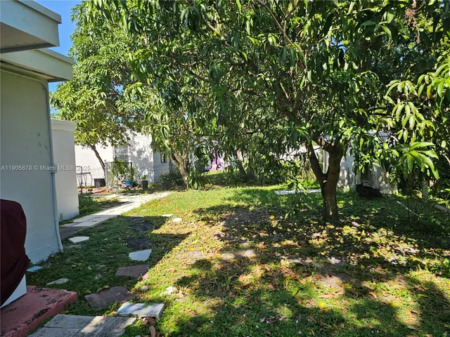 a view of yard with green space