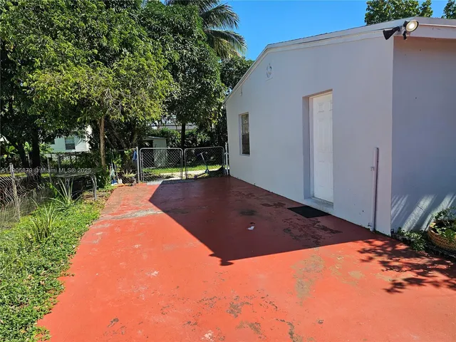 a view of a backyard