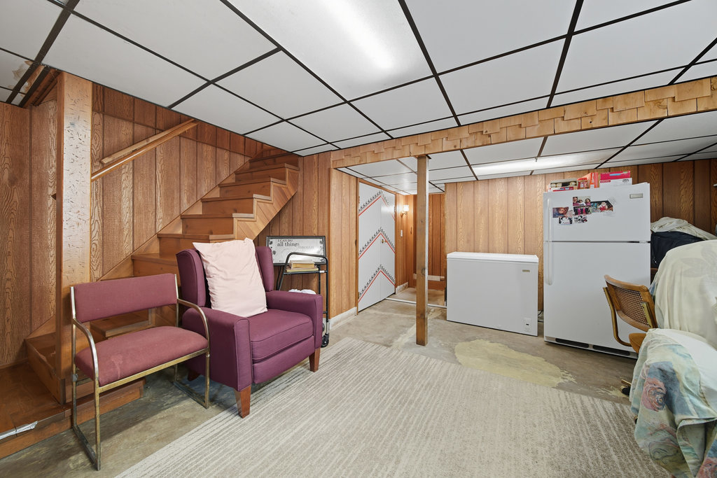 2616 Ridge Road Lansing, IL 60438 - Photo 15 of 25 a utility room with furniture