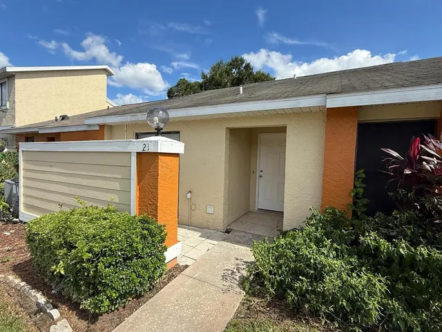 a view of a back yard