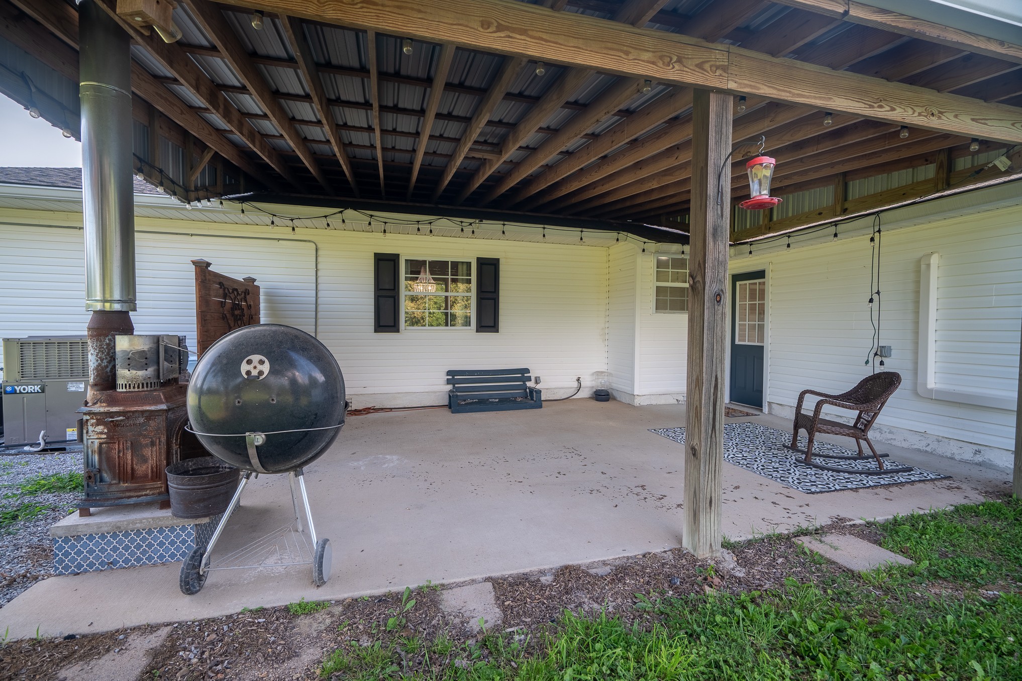 876 West Point Road Lawrenceburg, TN 38464 - Photo 15 of 42 a front view of a house with garden