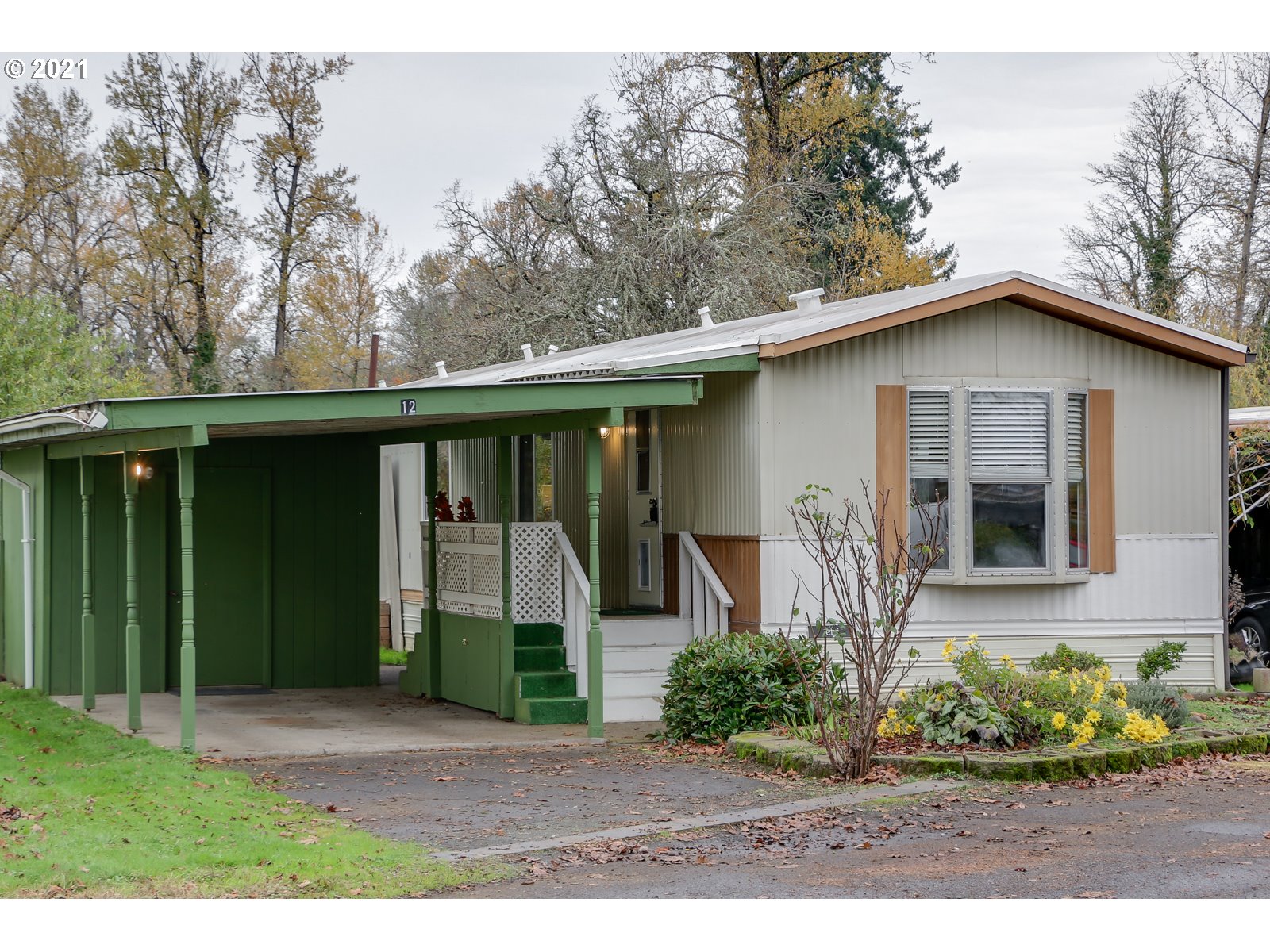 7080 Thurston Road, Unit SP 12 Springfield, OR 97478 - Photo 2 of 22 a front view of a house with garden