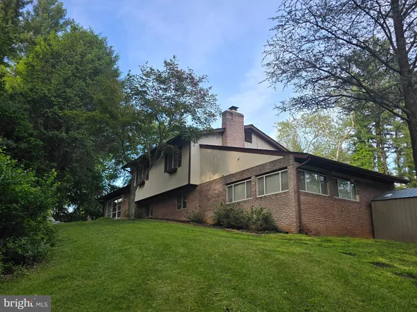 a view of a house with a yard