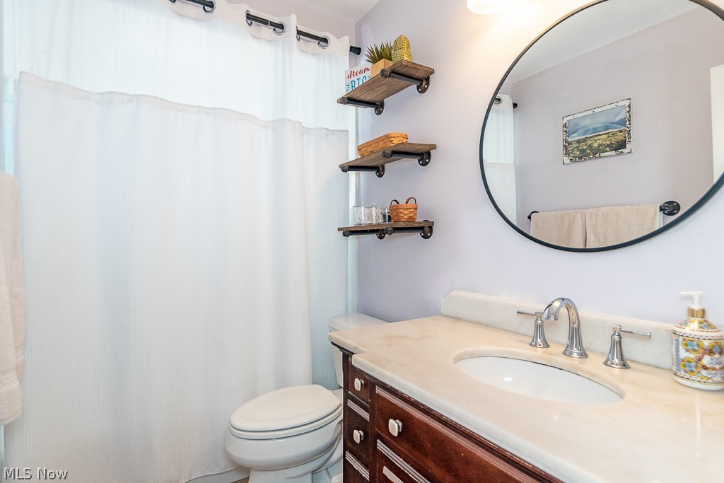 1140 Elmwood Road Cleveland, OH 44124 - Photo 17 of 29 First floor full bathroom