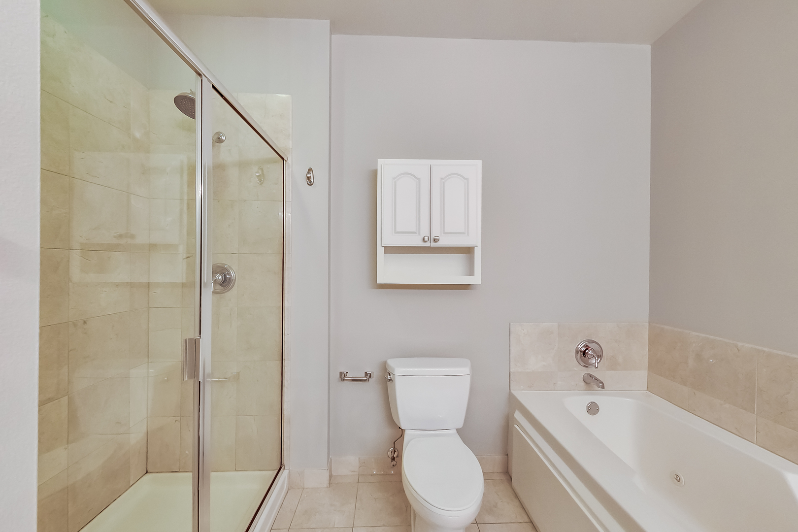 950 West Monroe Street, Unit 903 Chicago, IL 60607 - Photo 13 of 27 a bathroom with a toilet and a bathtub