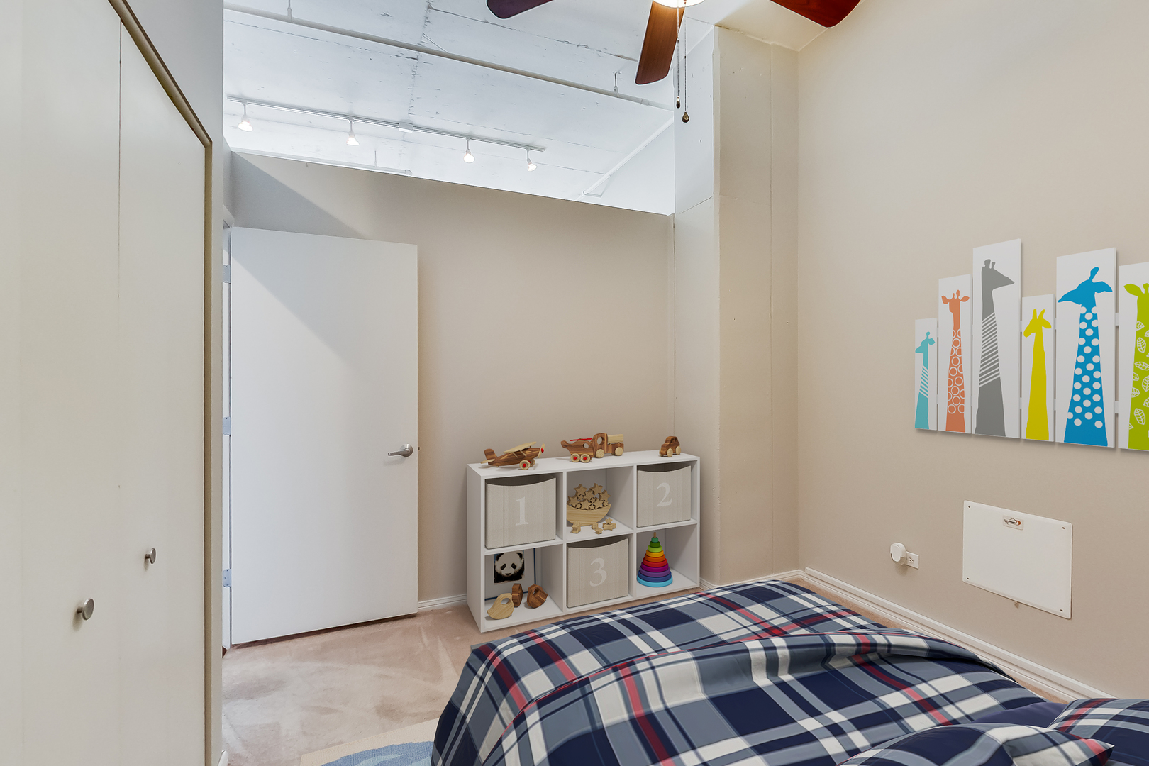 950 West Monroe Street, Unit 903 Chicago, IL 60607 - Photo 17 of 27 a bedroom with a bed and a window