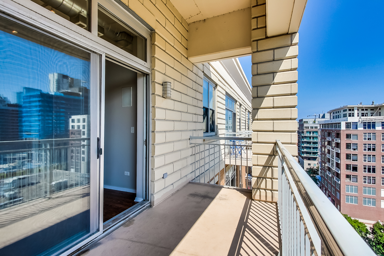 950 West Monroe Street, Unit 903 Chicago, IL 60607 - Photo 20 of 27 a picture of door