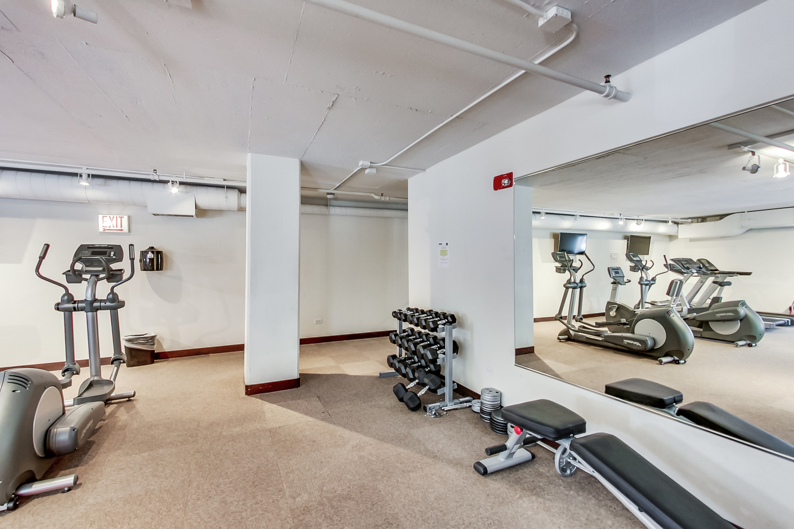 950 West Monroe Street, Unit 903 Chicago, IL 60607 - Photo 22 of 27 a view of a room with gym equipment