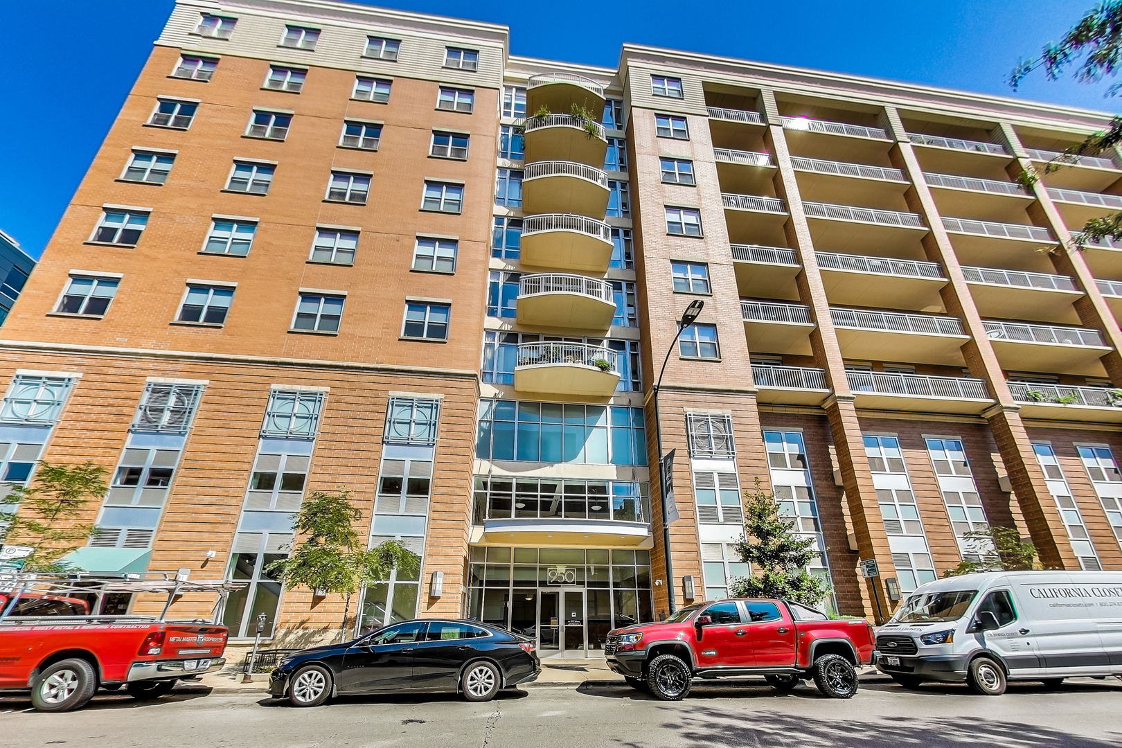 950 West Monroe Street, Unit 903 Chicago, IL 60607 - Photo 26 of 27 a car parked in front of a building