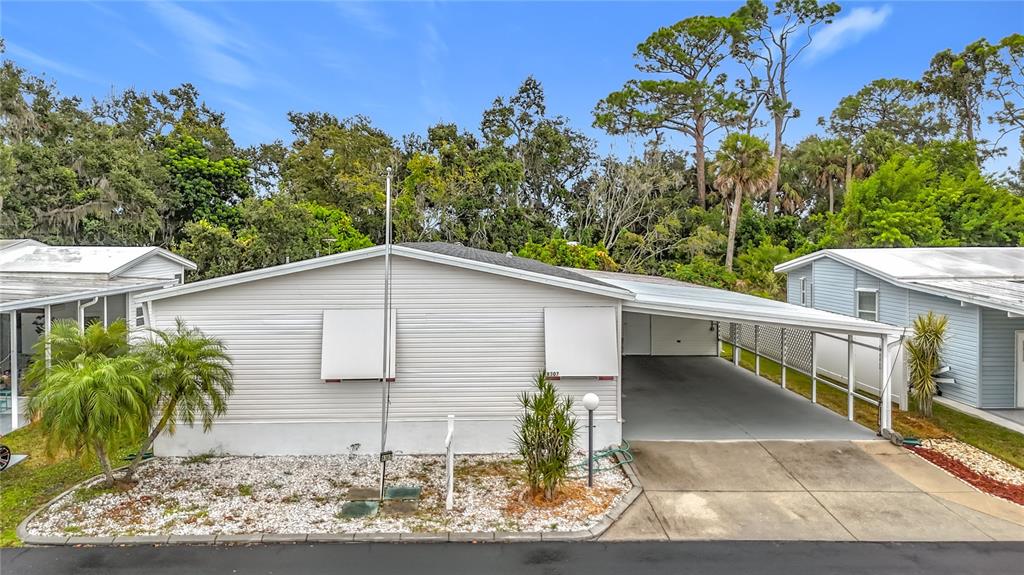 a view of a backyard