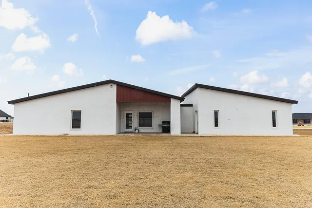 a view of a house with yard and garage
