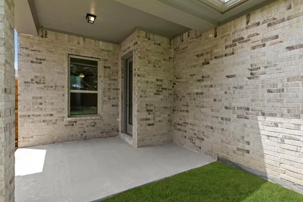 a view of a house with yard