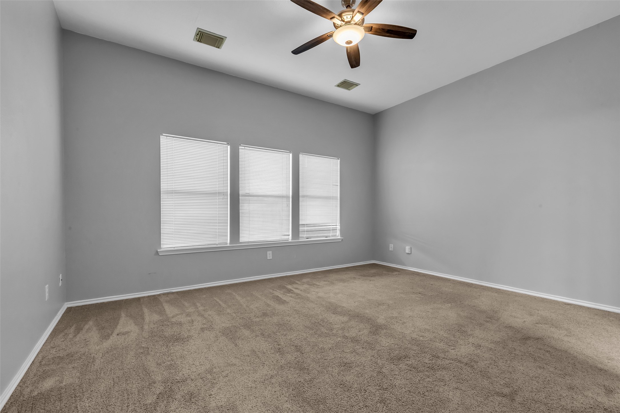 3326 Pebble Beach Lane Pearland, TX 77584 - Photo 16 of 32 Great sized primary Bedroom.