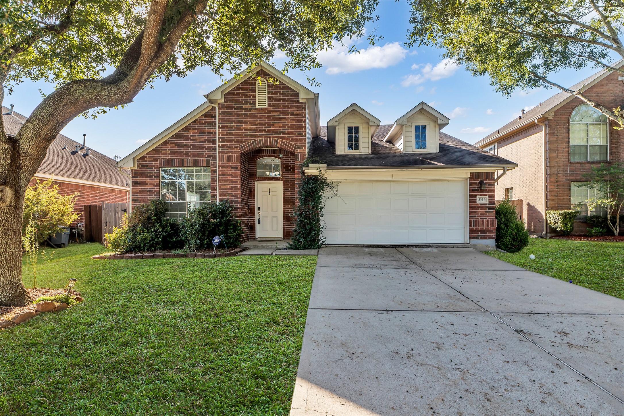 3326 Pebble Beach Lane Pearland, TX 77584 - Photo 2 of 32 Beautiful 4-2-2 home in a fantastic neighborhood!