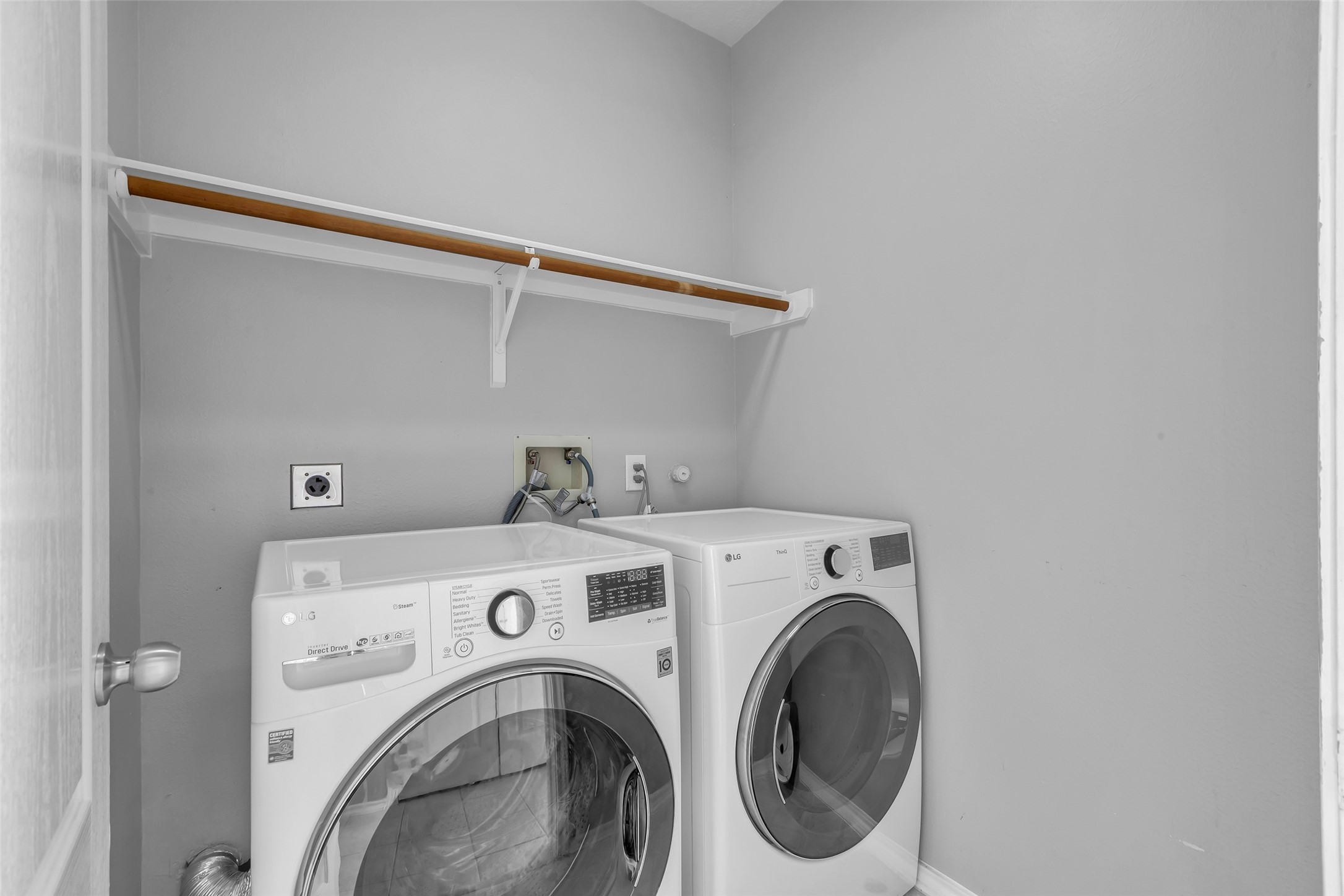 3326 Pebble Beach Lane Pearland, TX 77584 - Photo 7 of 32 Washer & Drier are included!