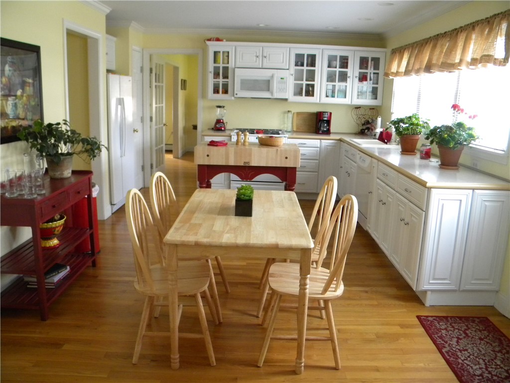 4 Key Court Newport, RI 02840 - Photo 21 of 49 View Dining/ Eat in Kitchen to dining room